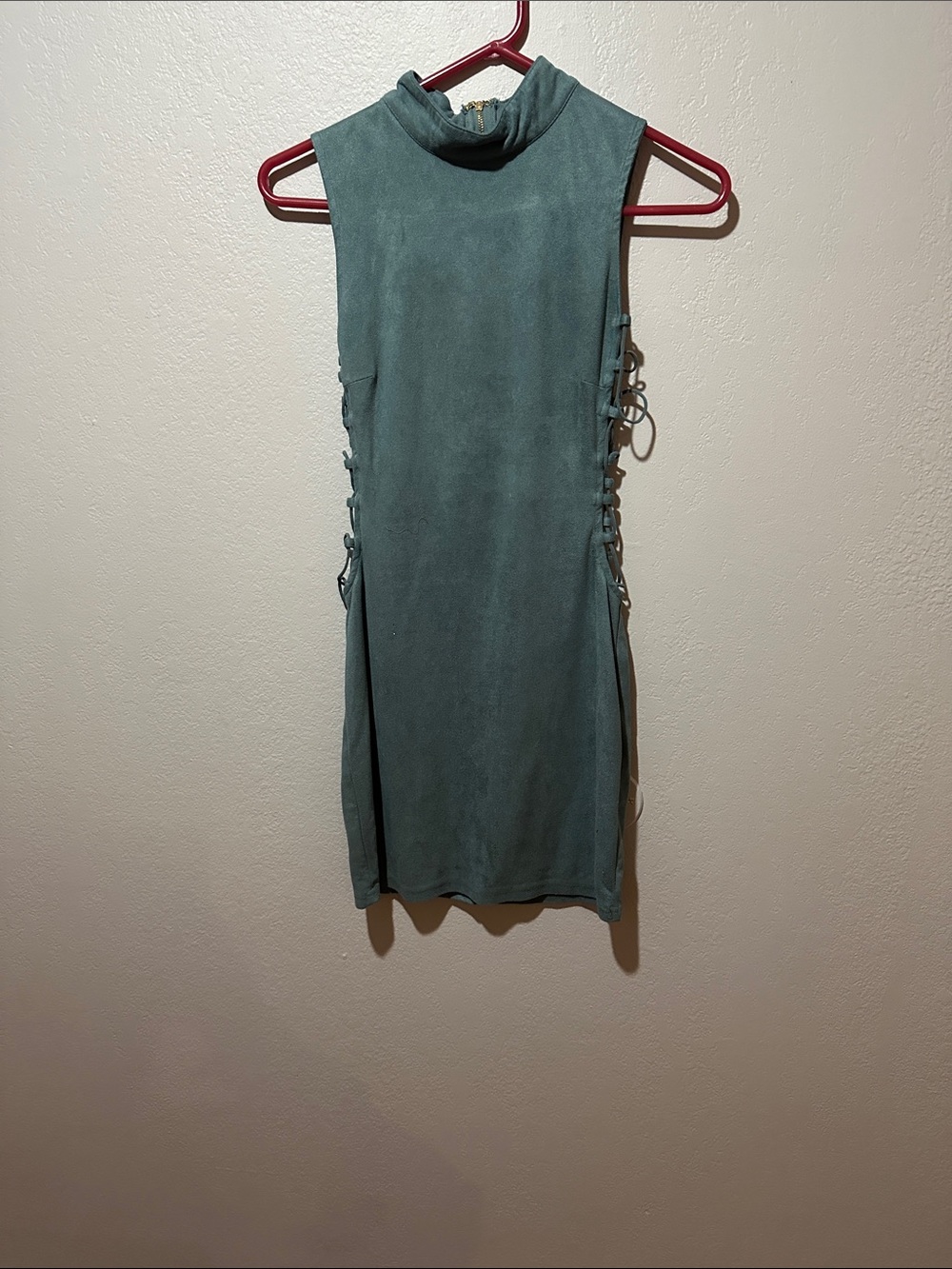 24. Babe blue side straps